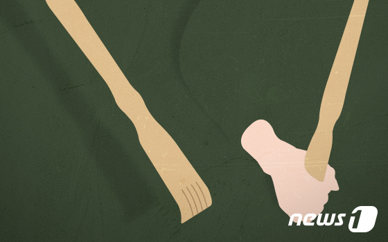 신부 임신 잘 되게…몽둥이로 마구 때리는 중국 민속 풍습, 남편은 '팔짱'