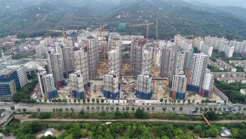 본문 이미지 - '과천 푸르지오 써밋' 공사 현장의 모습. 3분의 2 이상의 공사가 진행돼 전반적인 외형을 갖췄다.ⓒ 뉴스1