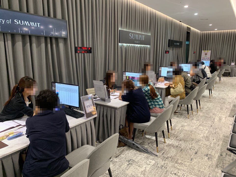 본문 이미지 - '과천 푸르지오 써밋' 모델하우스를 찾은 방문객들이 상담을 받는 모습.ⓒ 뉴스1