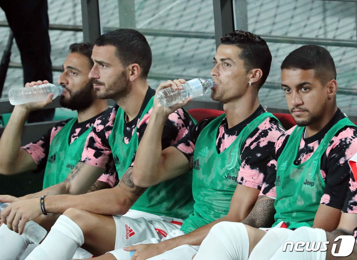본문 이미지 - 크리스티아누 호날두가 26일 오후 서울 마포구 월드컵경기장에서 열린 하나원큐 팀 K리그와 유벤투스 FC의 친선경기에서 벤치에 앉아 목을 축이고 있다. 2019.7.26/뉴스1 ⓒ News1 이재명 기자