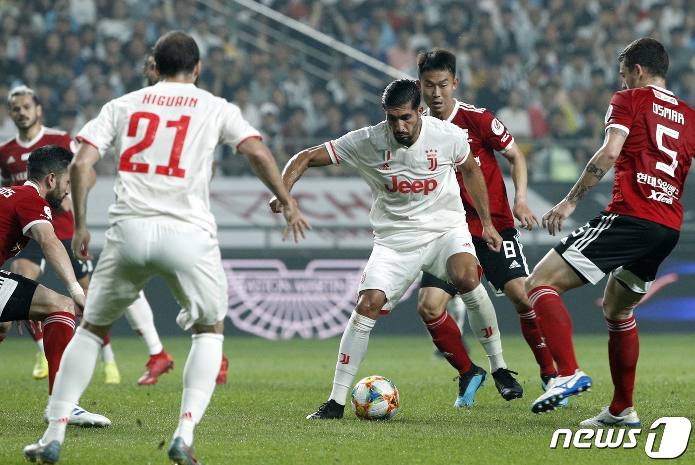 (서울=뉴스1) 안은나 기자 = 엠레 잔이 26일 오후 서울 마포구 월드컵경기장에서 열린 하나원큐 팀 K리그와 유벤투스 FC의 친선경기에서 수비 사이를 돌파하고 있다. 2019.7 …