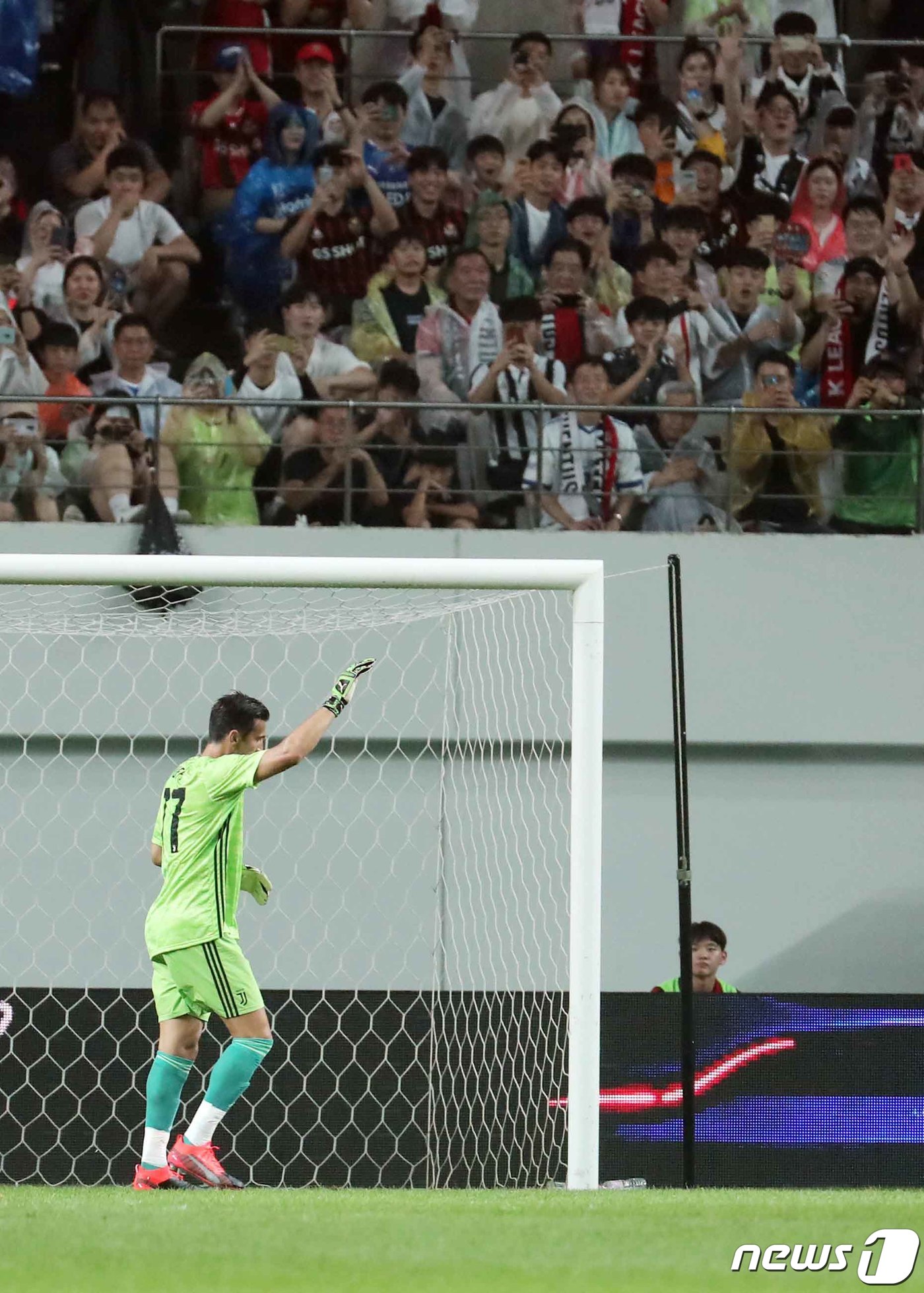 (서울=뉴스1) 이재명 기자 = 잔루이지 부폰이 26일 오후 서울 마포구 월드컵경기장에서 열린 하나원큐 팀 K리그와 유벤투스 FC의 친선경기에 교체 투입된 후 팬들을 향해 인사하고 …