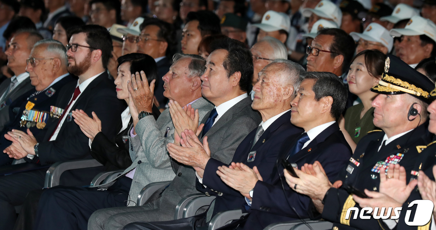 (서울=뉴스1) 민경석 기자 = 이낙연 국무총리와 6.25 참전용사 대표 등 참석자들이 27일 오전 서울 중구 동대문디자인플라자에서 열린 '6․25전쟁 유엔군 참전의 날 기념식'에 …