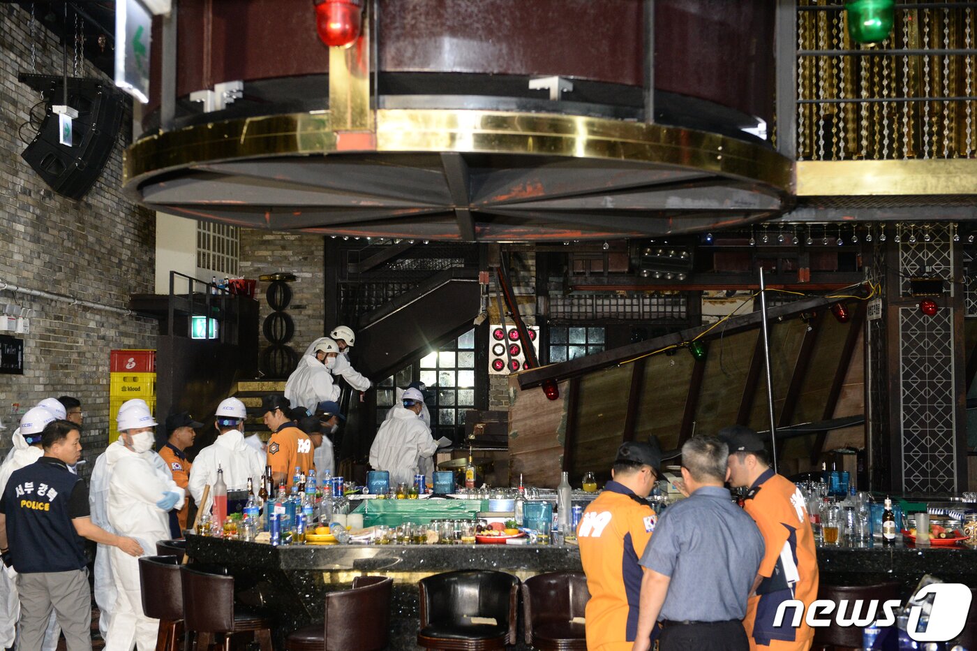본문 이미지 - 경찰과 소방 당국을 비롯해 국립과학수사연구원 관계자들이 지난 7월27일 오후 광주 서구의 한 클럽 복층 구조물 붕괴사고 현장에서 현장감식을 하고 있다. 이날 새벽 일어난 사고로 인해 2명이 숨지고 23명이 부상을 입었다. 2019.7.27/뉴스1 ⓒ News1 한산 기자