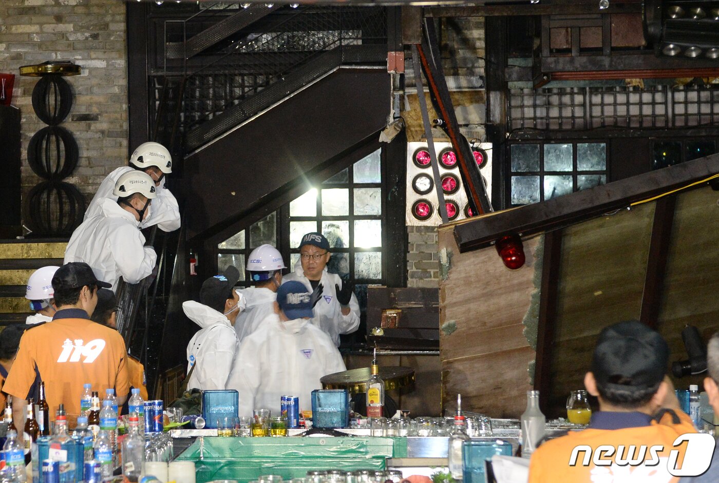 본문 이미지 - 경찰과 소방 당국을 비롯해 국립과학수사연구원 관계자들이 지난 7월27일 오후 광주 서구의 한 클럽 복층 구조물 붕괴사고 현장에서 현장감식을 하고 있다. 이날 새벽 일어난 사고로 인해 2명이 숨지고 23명이 부상을 입었다. 2019.7.27 /뉴스1 ⓒ News1 한산 기자