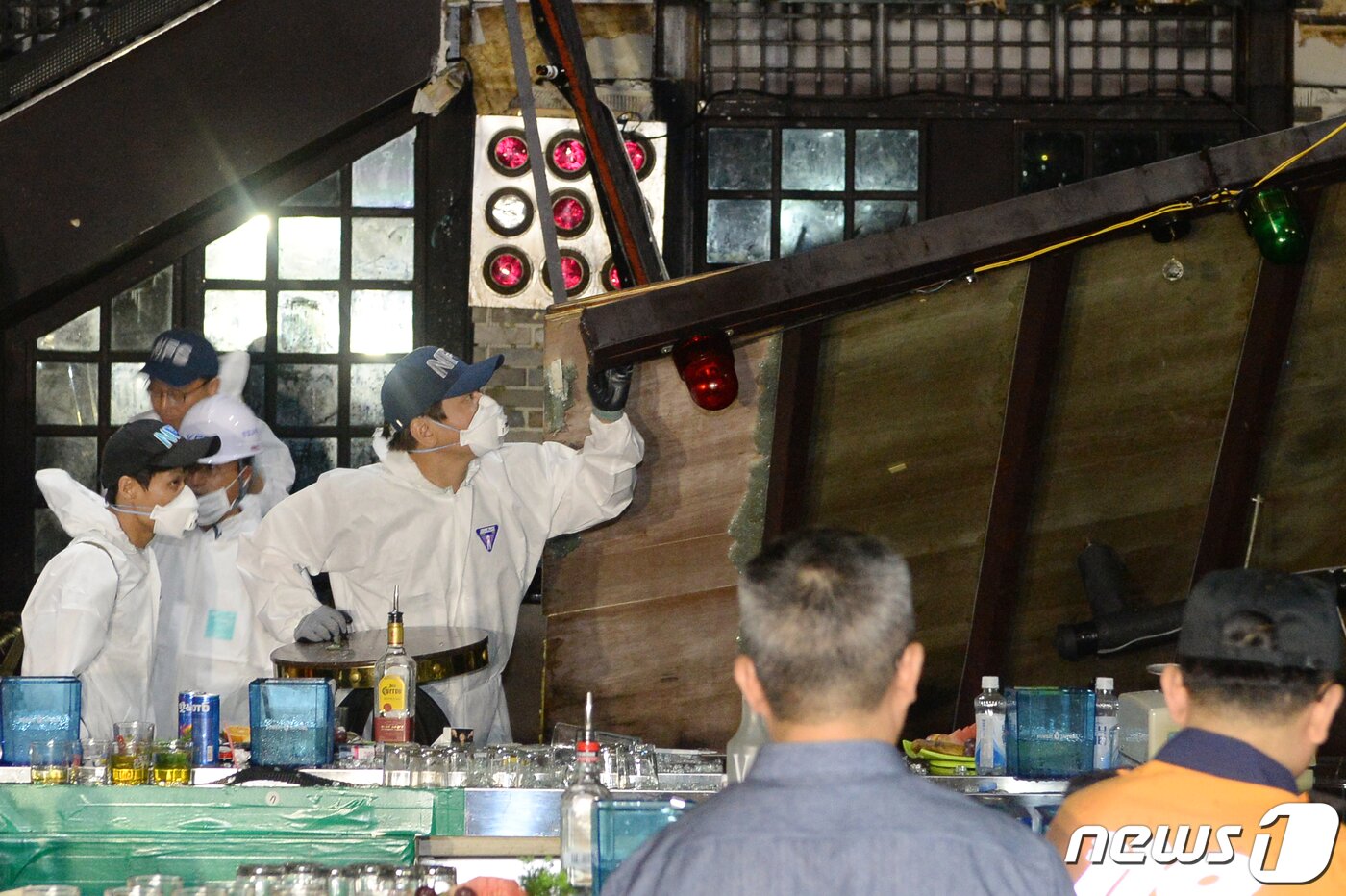 본문 이미지 - 경찰과 소방 당국을 비롯해 국립과학수사연구원 관계자들이 광주 서구의 한 클럽 복층 구조물 붕괴사고 현장에서 현장감식을 하고 있다.  ⓒ News1 DB