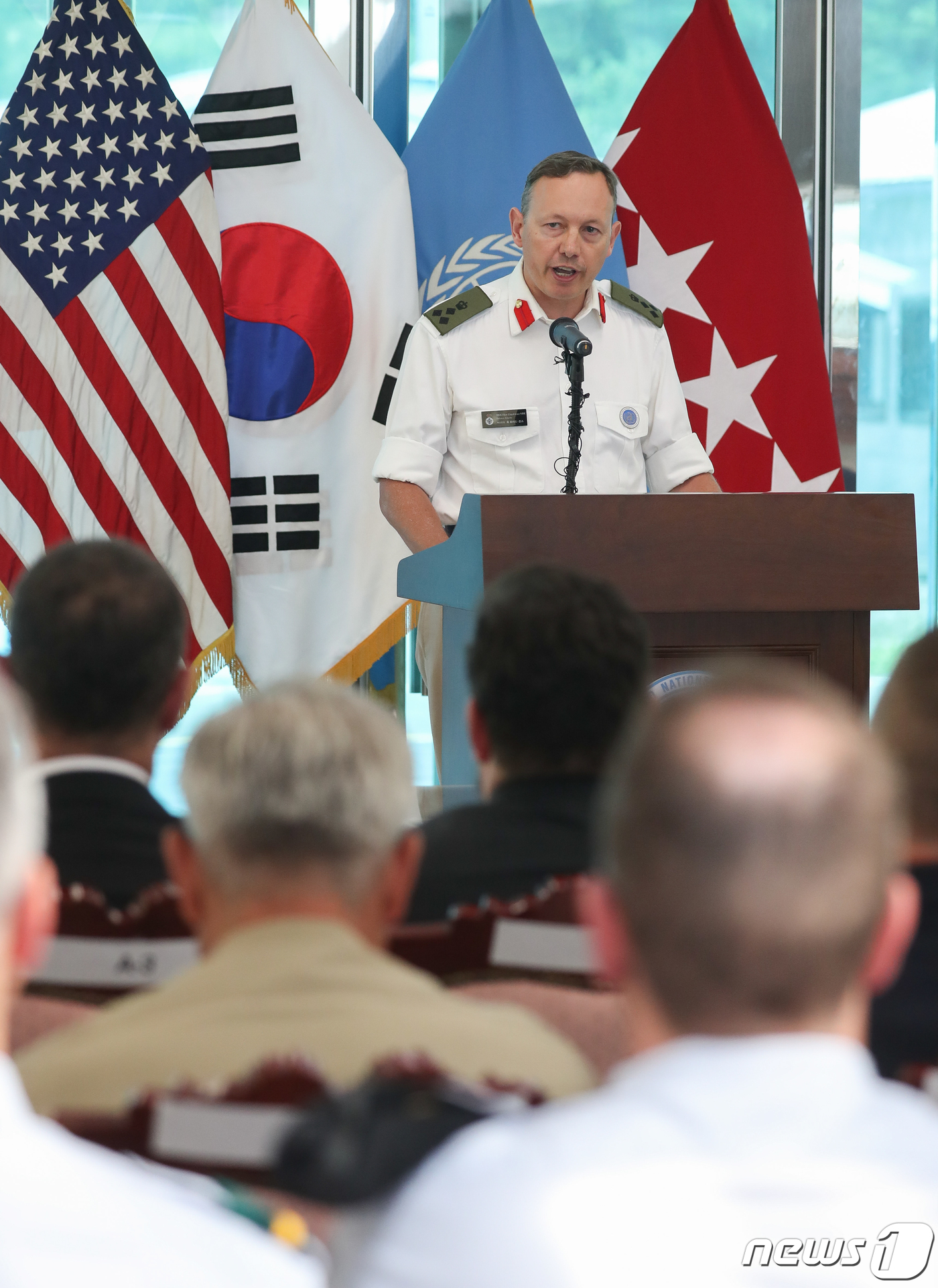 (판문점=사진공동취재단) = 휴 로이드 존스 전력제공국 대표(영국대표)가 27일 오후 경기도 파주시 판문점 자유의집에서 열린 '66주년 정전협정 조인 기념식'에서 기념사를 하고 있 …