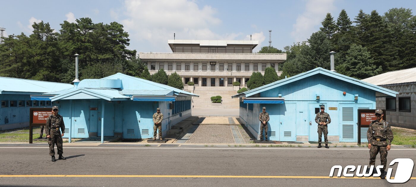 본문 이미지 - 판문점 자유의집 T2 회담장에서 군인들이 경계근무를 서고 있다. 2019.7.27/뉴스1