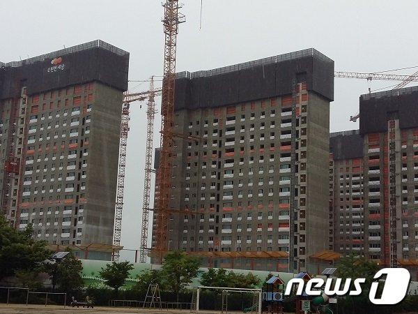 S사와 D사가 시공중인 대전 대덕구 법동 동 ‘e편한세상’ 신축공사 현장. 건물 전체에 수직보호망을 설치하지도 않은채 1단을 제외한 낙하물방지망을 모두 제거하고 공사를 진행하는 등 관련 규정을 제대로 지키지 않고 있다. ⓒ News1 송규복, 심영석 기자