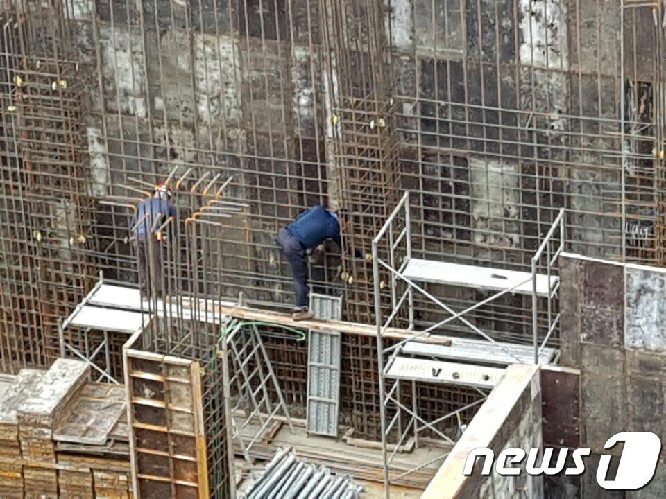 서구 탄방동 재건축 아파트 신축공사 현장에서 한 근로자가 안전모를 착용하지 않고 강판이 아닌 나무로 된 발판에서 작업을 진행하고 있다. ⓒ News1 송규복, 심영석 기자