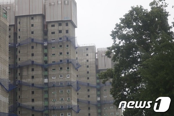 충남 아산 배방지역 민간 아파트 신축 공사  현장에서도 일부에서  10m간격의 낙하물 방지망 설치 규정이 제대로 지키지 않고 있다. ⓒ News1 송규복, 심영석 기자