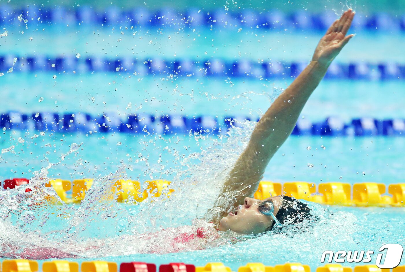 본문 이미지 - 미국 리건 스미스가 27일 오후 광주 남부대학교 시립국제수영장에서 열린 '2019 광주 세계수영선수권대회' 여자 200m 배영 결승에서 역영하고 있다. 2019.7.27/뉴스1 ⓒ News1 황희규 기자