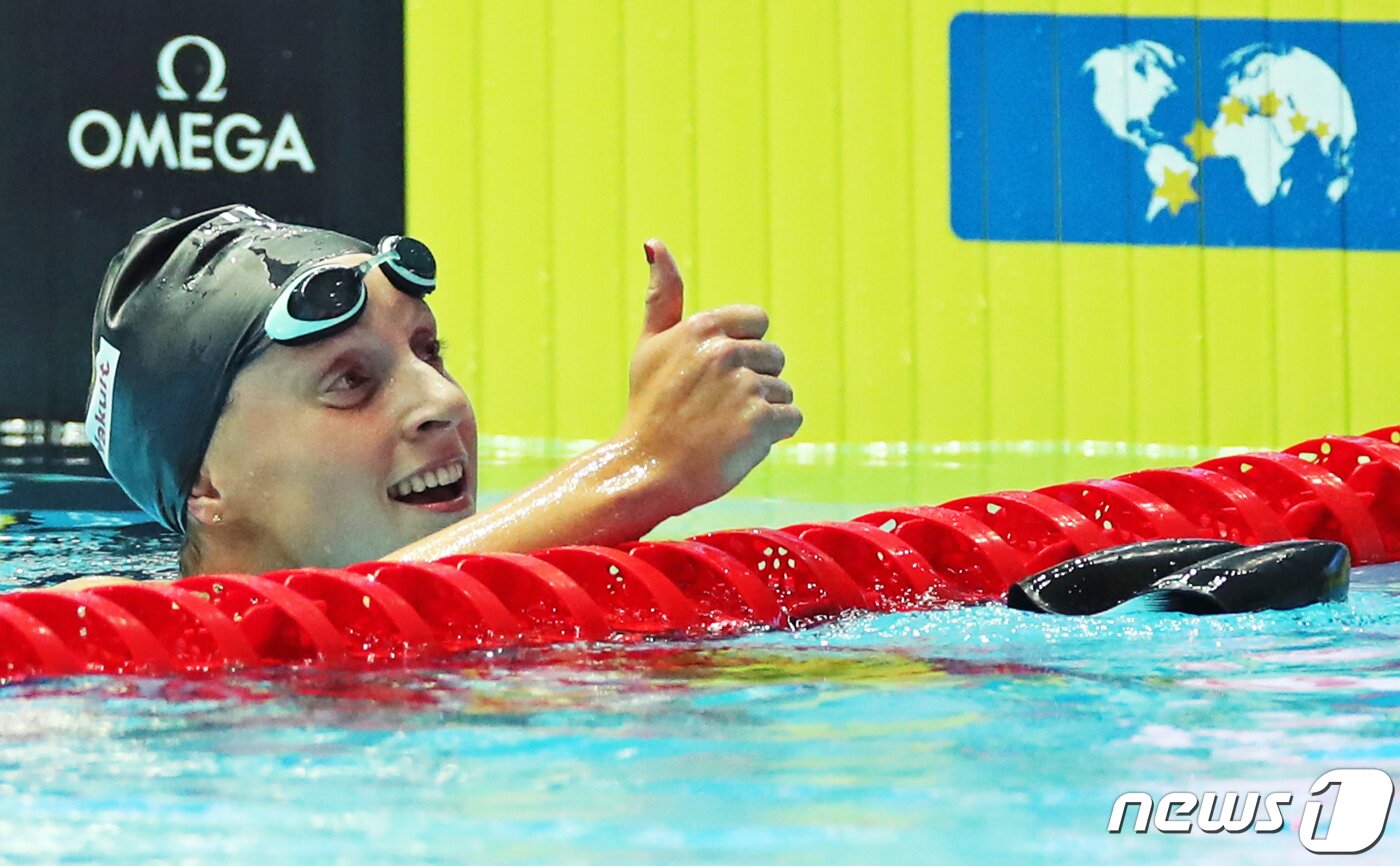 본문 이미지 - 미국 케이티 레데키가 27일 오후 광주 남부대학교 시립국제수영장에서 열린 '2019 광주 세계수영선수권대회' 여자 800m 자유형 결승에서 금메달을 확정 짓고 기뻐하고 있다. 2019.7.27/뉴스1 ⓒ News1 황희규 기자