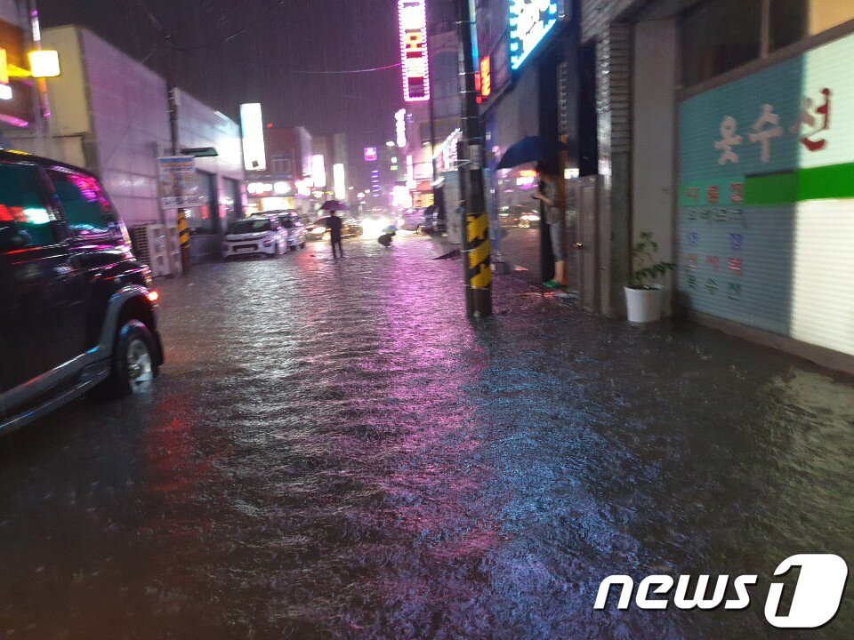 본문 이미지 - 충남 부여군 사비로 일대에 지난 27일 저녁 국지성 호우가 쏟아지며 침수되는 피해가 발생됐다. (독자제공) 2019.7.27/뉴스1 ⓒ News1 주기철 기자
