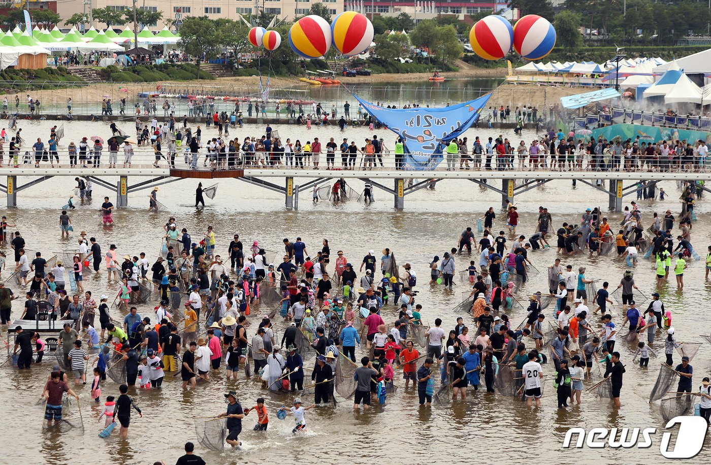 지난 2019년 7월 경북 봉화군 봉화읍 내성천 일원에서 열린 제21회 봉화은어축제를 찾은 관광객들이 은어 반두잡이 체험을 하고 있다. &#40;봉화군 제공&#41; 2019.7.28/뉴스1 자료 사진