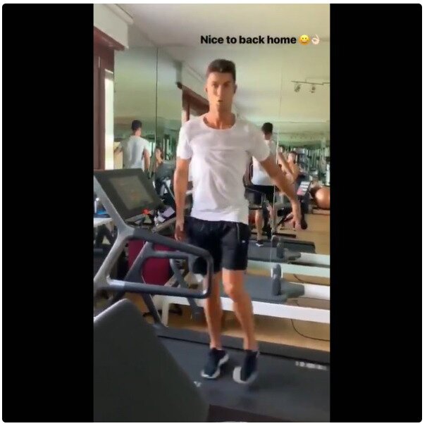 본문 이미지 - 팀 K리그와의 경기에서 컨디션 난조를 이유로 단 1분도 뛰지 않았던 호날두가 이탈리아에 도착하자 마자 장난스러운 사진을 SNS에 올렸다. (호날두 SNS) ⓒ 뉴스1