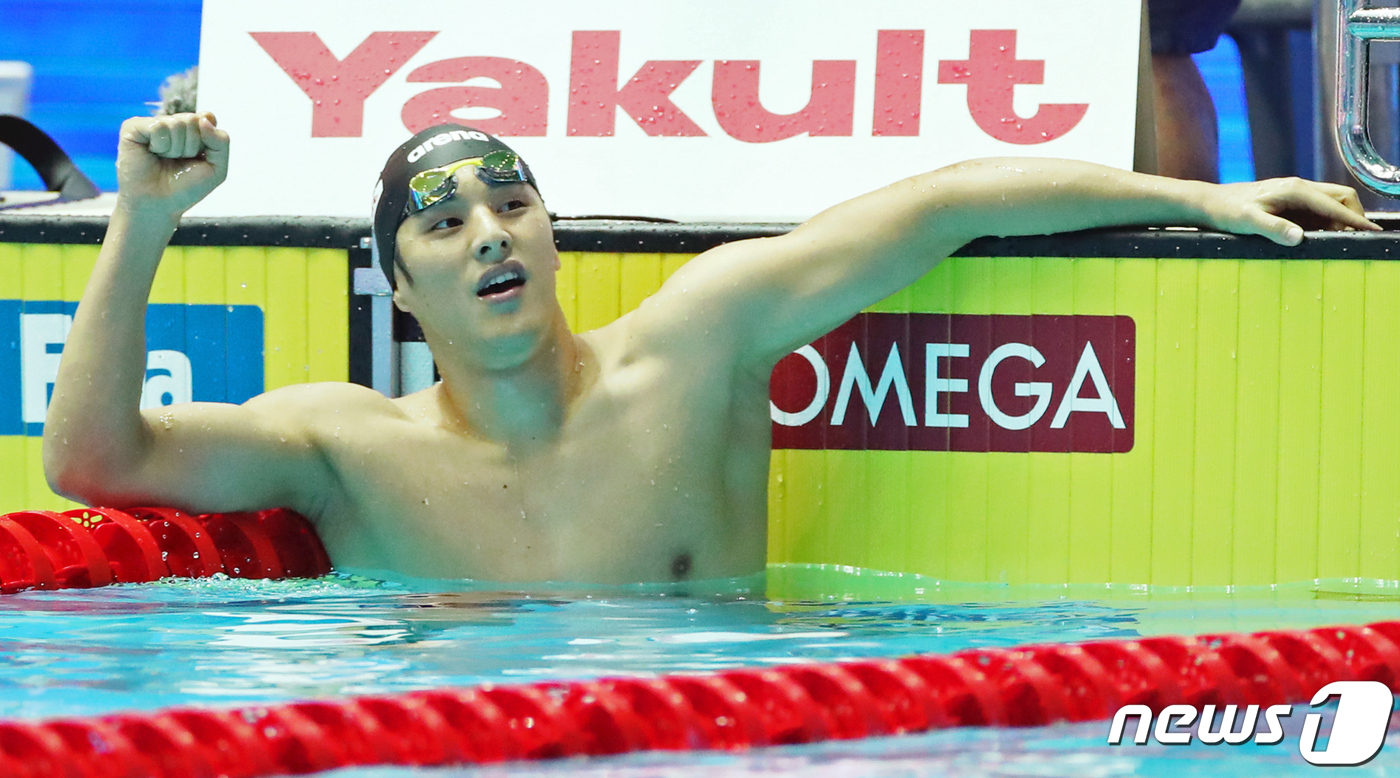 (광주=뉴스1) 황희규 기자 = 일본 세토 다이야가 28일 오후 광주 남부대학교 시립국제수영장에서 열린 '2019 광주 세계수영선수권대회' 남자 400m 개인혼영 결승에서 금메달을 …