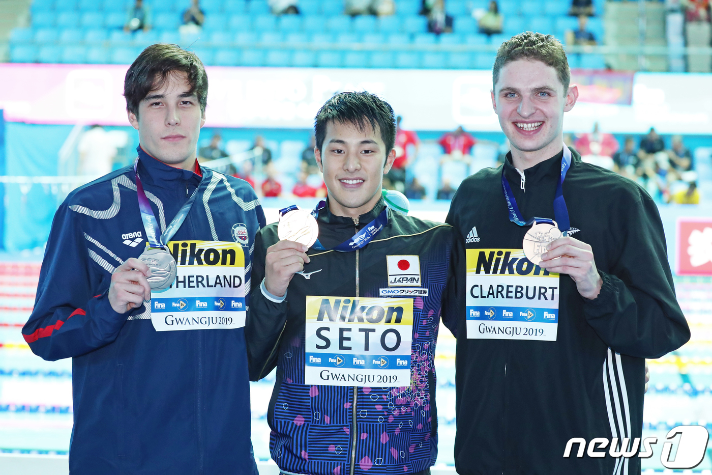 (광주=뉴스1) 황희규 기자 = 28일 오후 광주 남부대학교 시립국제수영장에서 열린 '2019 광주 세계수영선수권대회' 남자 400m 개인혼영 시상식에서 메달리스트들이 세리머니를 …
