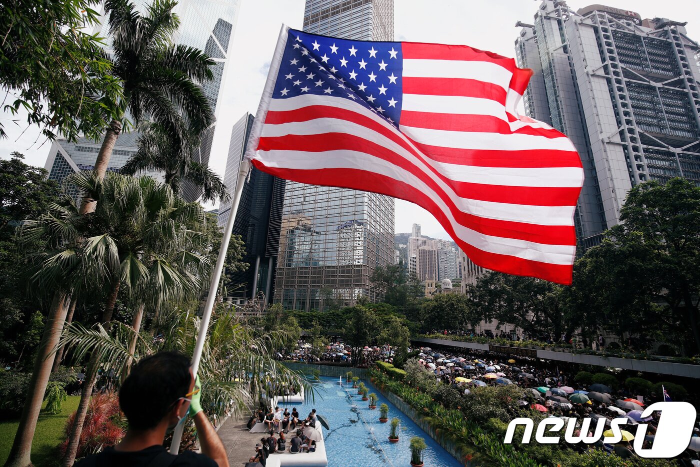 본문 이미지 - 지난 7월 28일 홍콩의 시위 현장에 미국 성조기가 처음 등장했다. ⓒ 로이터=뉴스1 ⓒ News1 