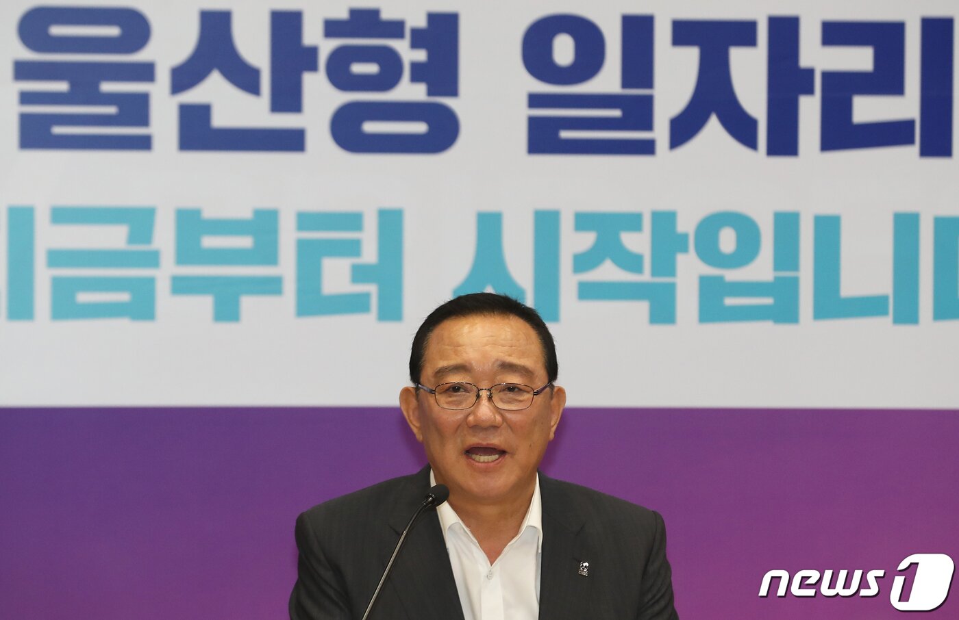 본문 이미지 - 송철호 울산시장이 29일 오전 울산시청 프레스센터에서 열린 울산형 일자리 창출 관련 기자간담회에서 취재진의 질문에 답변하고 있다. 송 시장은 첫 번째 결실로 현대자동차그룹의 최대 부품 제조 계열사인 현대모비스로부터 3천300억 원의 투자 유치를 이끌어 내 새로운 울산형 일자리 800개를 만드는 성과를 거뒀다고 밝혔다. 2019.7.29/뉴스1 ⓒ News1 윤일지 기자