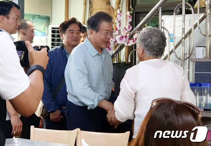 본문 이미지 - 문재인 대통령이 당초 예정됐던 여름 휴가를 취소했지만 지난 주말 제주도를 찾은 것으로 29일 알려졌다. 제주특별자치도 소상공인경영지원센터가 지난 27일 페이스북에 문재인 대통령이 제주 '명물식당' 방문 모습을 게재했다.(제주특별자치도 소상공인경영지원센터 페이스북) 2019.7.29/뉴스1