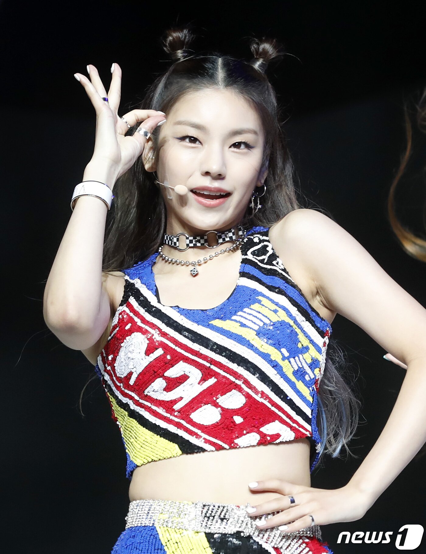 본문 이미지 - 있지(ITZY) 예지가 29일 오후 서울 용산구 한남동 블루스퀘어에서 열린 첫 번째 미니앨범 ‘있지 아이씨(IT'z ICY)’ 발매 기념 쇼케이스에 참석해 멋진 무대를 선보이고 있다. 2019.7.29/뉴스1 ⓒ News1 권현진 기자