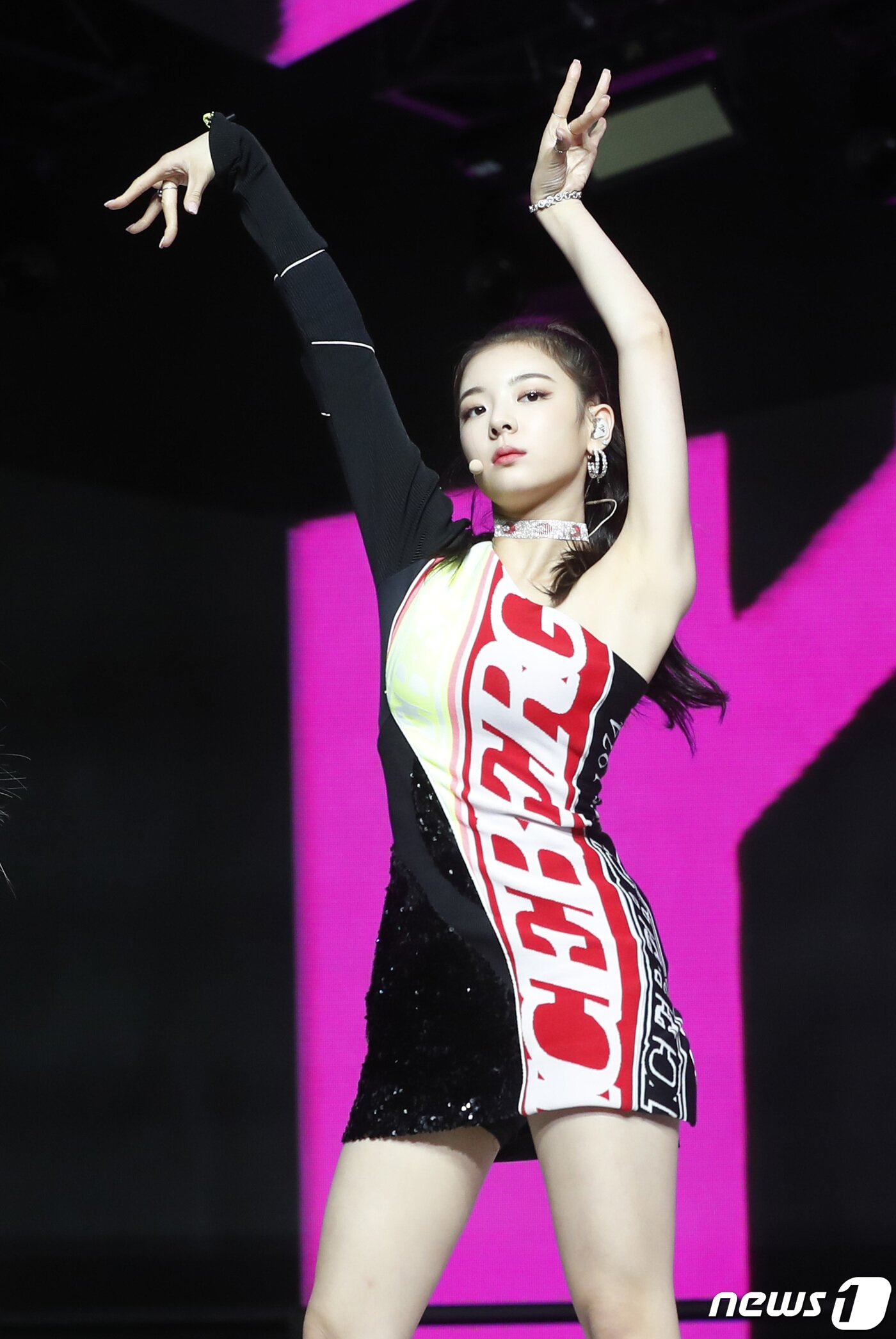 본문 이미지 - 있지(ITZY) 리아가 29일 오후 서울 용산구 한남동 블루스퀘어에서 열린 첫 번째 미니앨범 ‘있지 아이씨(IT'z ICY)’ 발매 기념 쇼케이스에 참석해 멋진 무대를 선보이고 있다. 2019.7.29/뉴스1 ⓒ News1 권현진 기자