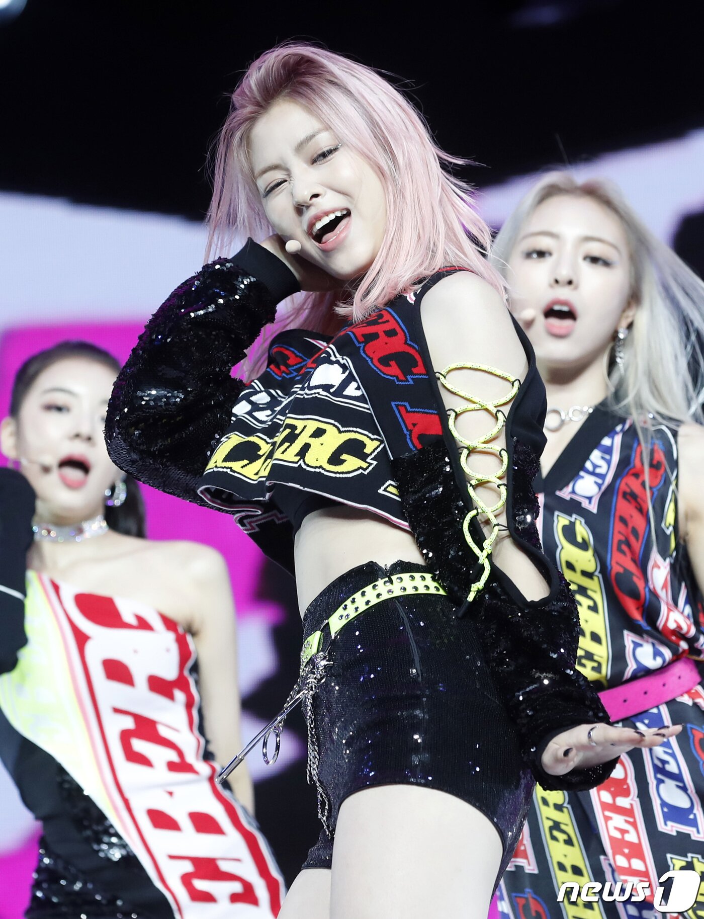 본문 이미지 - 있지(ITZY) 류진이 29일 오후 서울 용산구 한남동 블루스퀘어에서 열린 첫 번째 미니앨범 ‘있지 아이씨(IT'z ICY)’ 발매 기념 쇼케이스에 참석해 멋진 무대를 선보이고 있다. 2019.7.29/뉴스1 ⓒ News1 권현진 기자