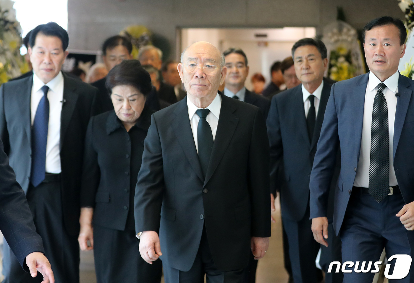 (성남=뉴스1) 조태형 기자 = 전두환 전 대통령이 3일 오후 경기도 성남시 분당 서울대병원 장례식장에 마련된 큰 형 전기환(90)씨의 빈소에 들어가고 있다. 2019.7.3/뉴스 …