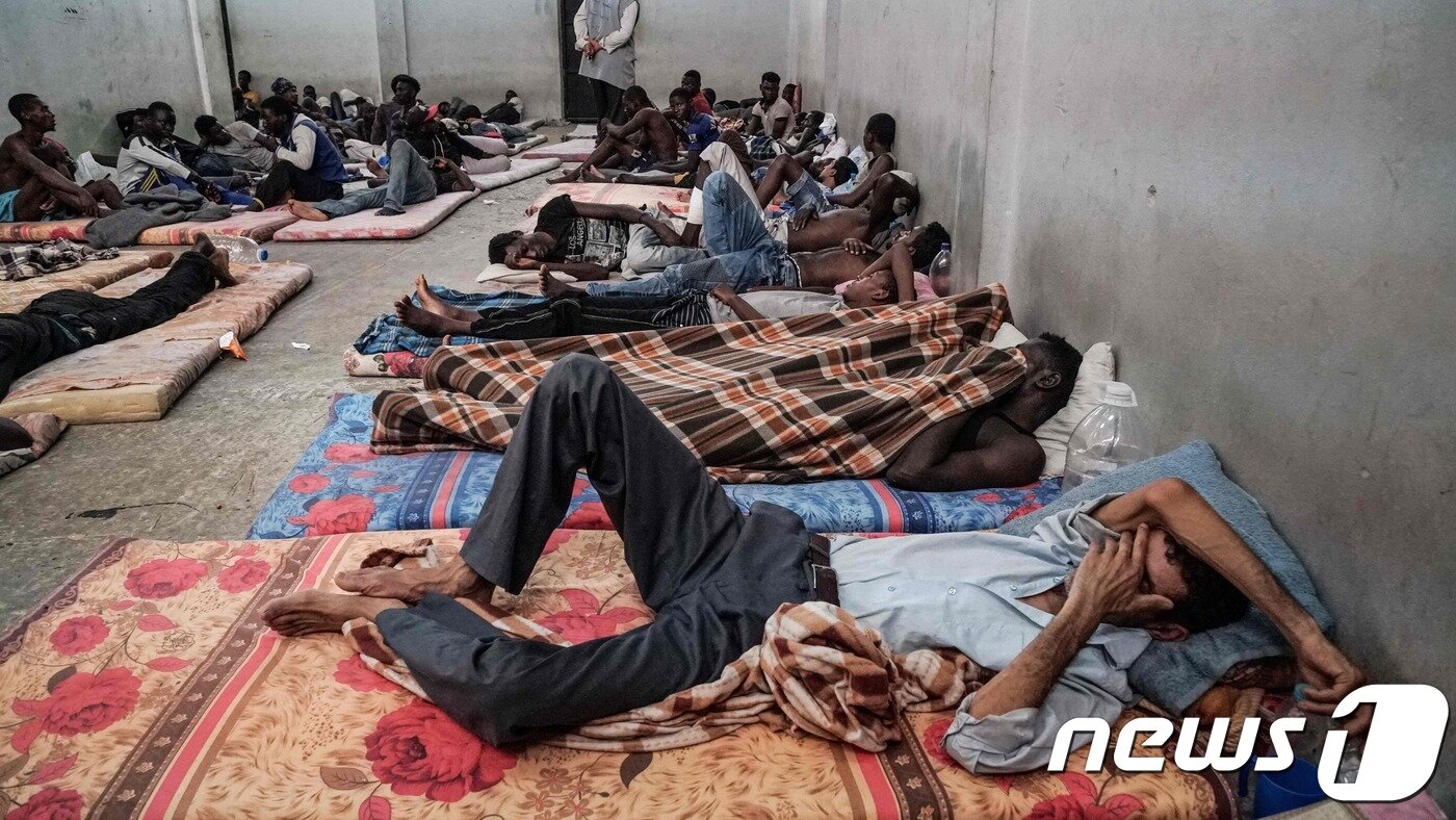 본문 이미지 - 리비아에 있는 난민수용소가 공습당해 40명 이상이 사망하는 인명피해가 발생했다. <자료사진> ⓒ AFP=뉴스1