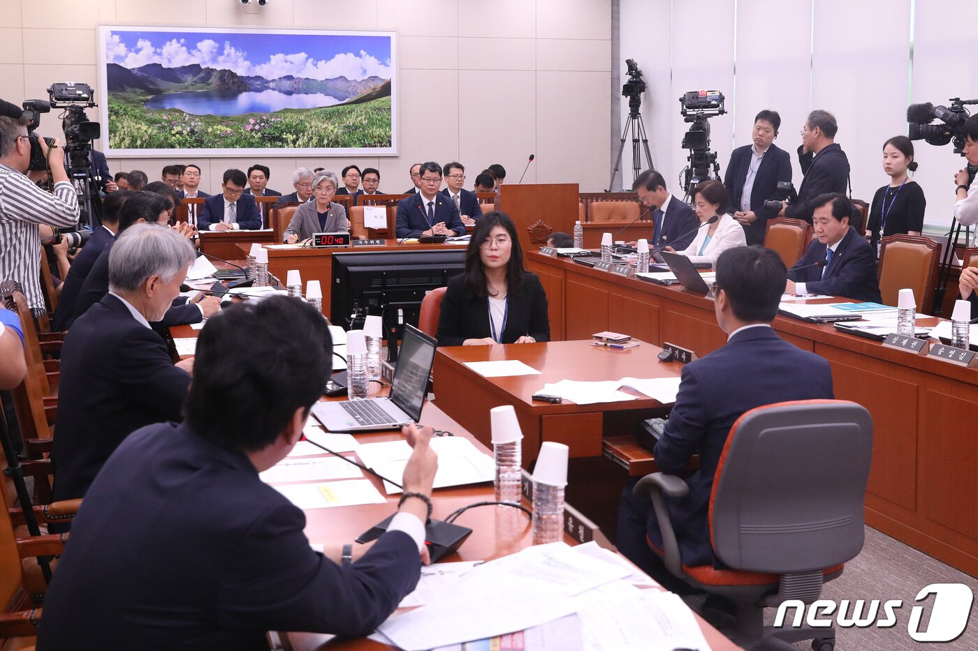 본문 이미지 - 강경화 외교부 장관(왼쪽)과 김연철 통일부 장관이 30일 오전 서울 여의도 국회에서 열린 외교통일위원회 전체회의에 참석해 자리를 지키고 있다. 2019.7.30/뉴스1 ⓒ News1 임세영 기자