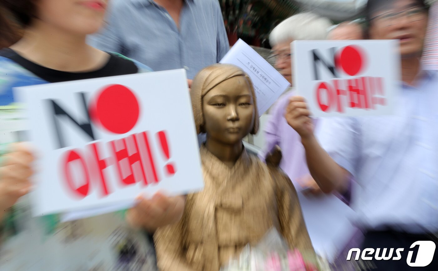 본문 이미지 - 50여개 전북시민단체가 함께하는 전북평화회의 회원들이 30일 오전 전북 전주시 풍남문광장 평화의소녀상 앞에서 열린 '역사왜곡·경제보복·평화위협 아베정권 규탄' 기자회견에서 'NO 아베' 손피켓과 함께 구호를 외치고 있다.2019.7.30/뉴스1 ⓒ News1 문요한 기자