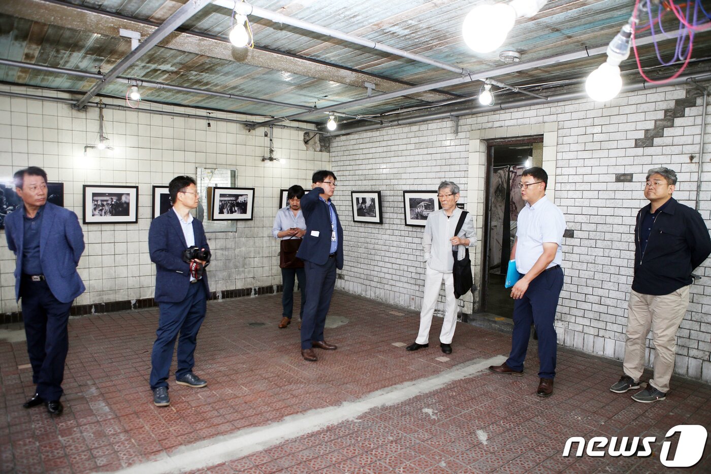본문 이미지 - 30일 강원 정선군 옛 동원탄좌 부지를 찾은 강원랜드 탄광문화공원 개발 자문위원들이 현장을 확인하고 있다. . (강원랜드 제공) 2019.7.30/뉴스1 ⓒ News1 