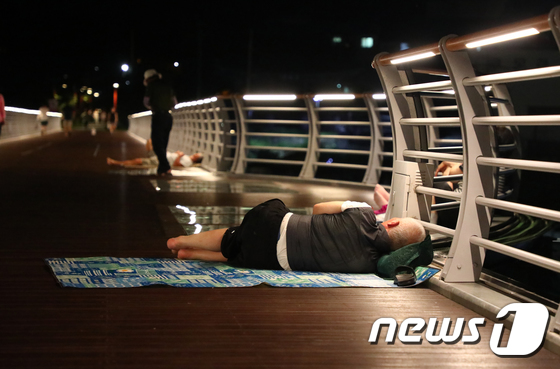 소나기 내렸지만 습도 높아 체감온도↑…강원 찜통더위 지속 - Vimarsana News