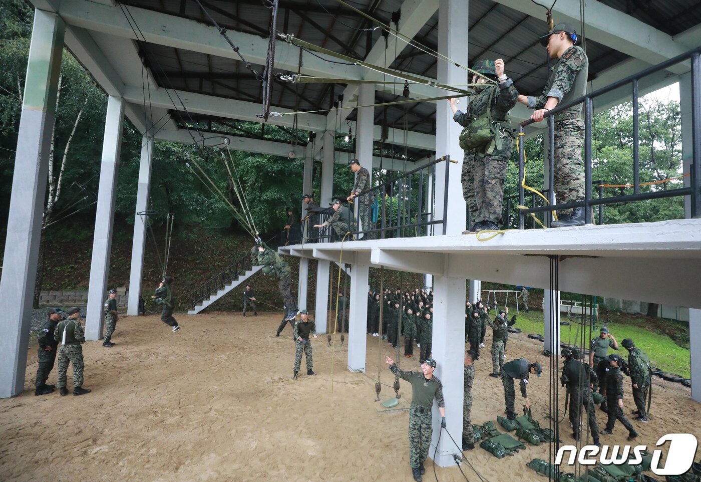 본문 이미지 - 31일 오전 9공수특전여단에서 열린 2019하계 특전캠프에서 교육생들이 공수교육을 받고 있다.특전캠프는 특전부대의 훈련현장 체험을 통해 건강한 신체와 정신 등을 배양할 수 있도록 2002년부터 시작한 '국민 참여형 병영 프로그램'이다.2019.7.31/뉴스1 ⓒ News1 정진욱 기자