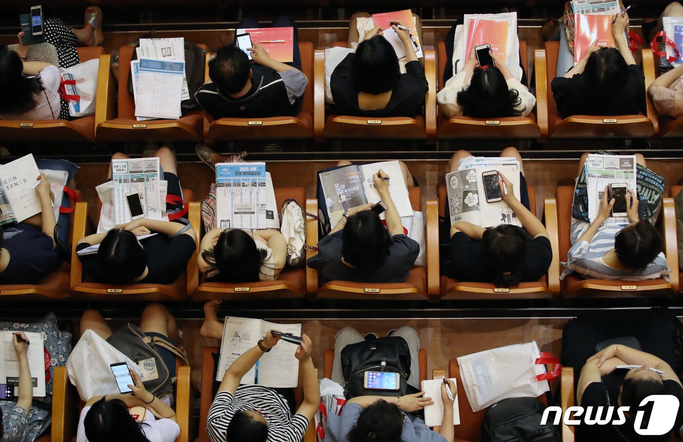 본문 이미지 - 학부모와 학생들이 입시전략 강연을 경청하고 있다. /뉴스1 ⓒ News1 오대일 기자