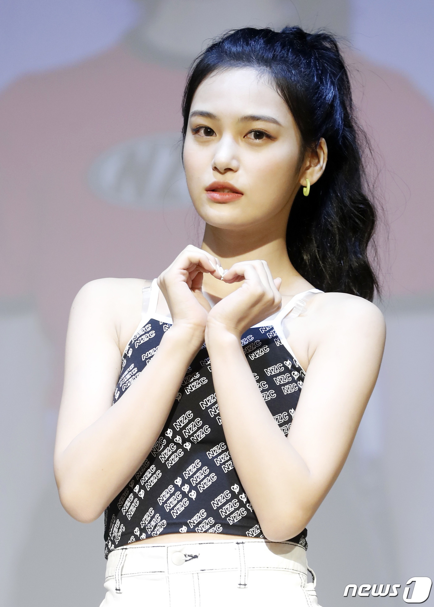 (서울=뉴스1) 권현진 기자 = 걸그룹 버스터즈(Busters) 지수가 31일 오후 서울 강서구 호서예술실용전문학교 대강당에서 열린 새 앨범 ‘핑키 프로미스(Pinky Promis …