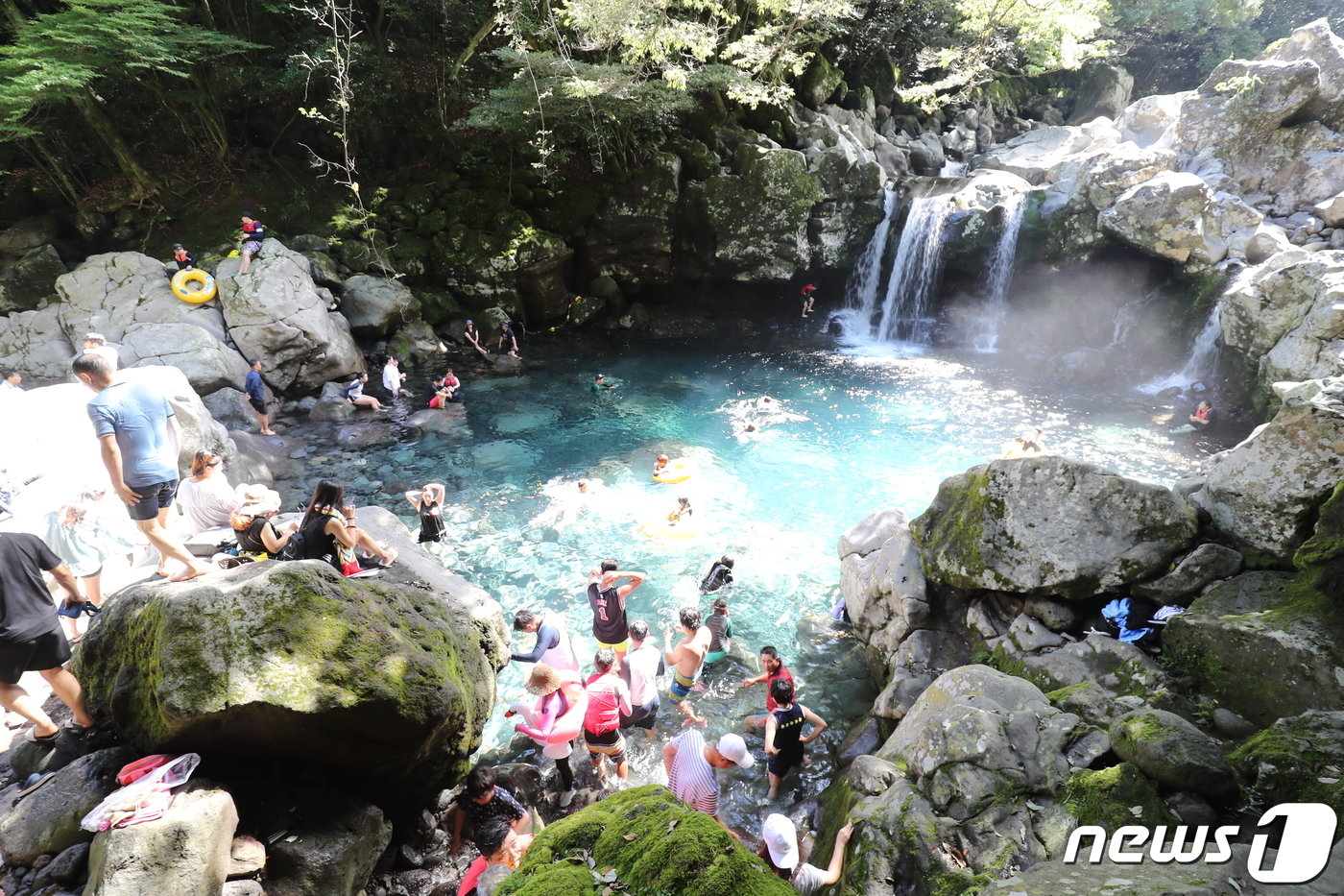 본문 이미지 - 제주 서귀포시 돈내코 계곡 원앙폭포에서 피서객들이 물놀이를 하며 더위를 식히고 있다. /뉴스1 ⓒ News1 강승남 기자