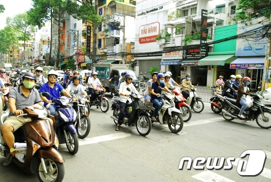 베트남 호찌민시의 출근길 도로가 오토바이들로 가득차 있다. © News1 성도현 기자 