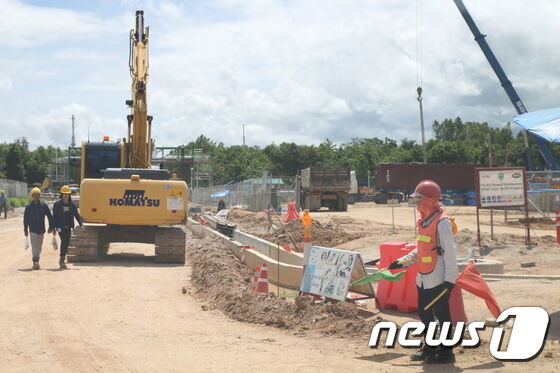 태국 최대 산업공단인 남부 라용공단의 삼성엔지니어링&nbsp;산화프로필렌 플랜트 건설현장에서 근로자들이 분주하게 움직이며 업무를 하고 있다. &copy; News1 성도현 기자