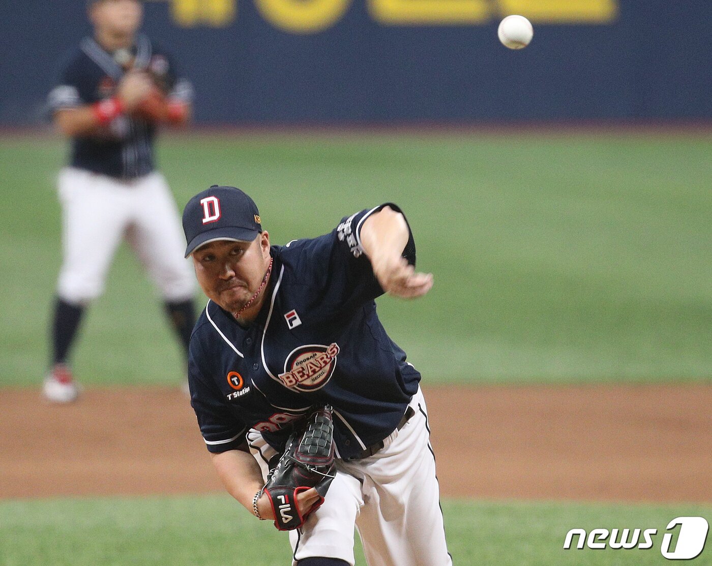 본문 이미지 - 4일 오후 서울 구로구 고척스카이돔에서 열린 프로야구 2019 신한은행 마이카 KBO 리그 두산 베어스와 키움 히어로즈 경기 1회말 두산 선발 유희관이 역투하고 있다. 2019.7.4/뉴스1 ⓒ News1 신웅수 기자