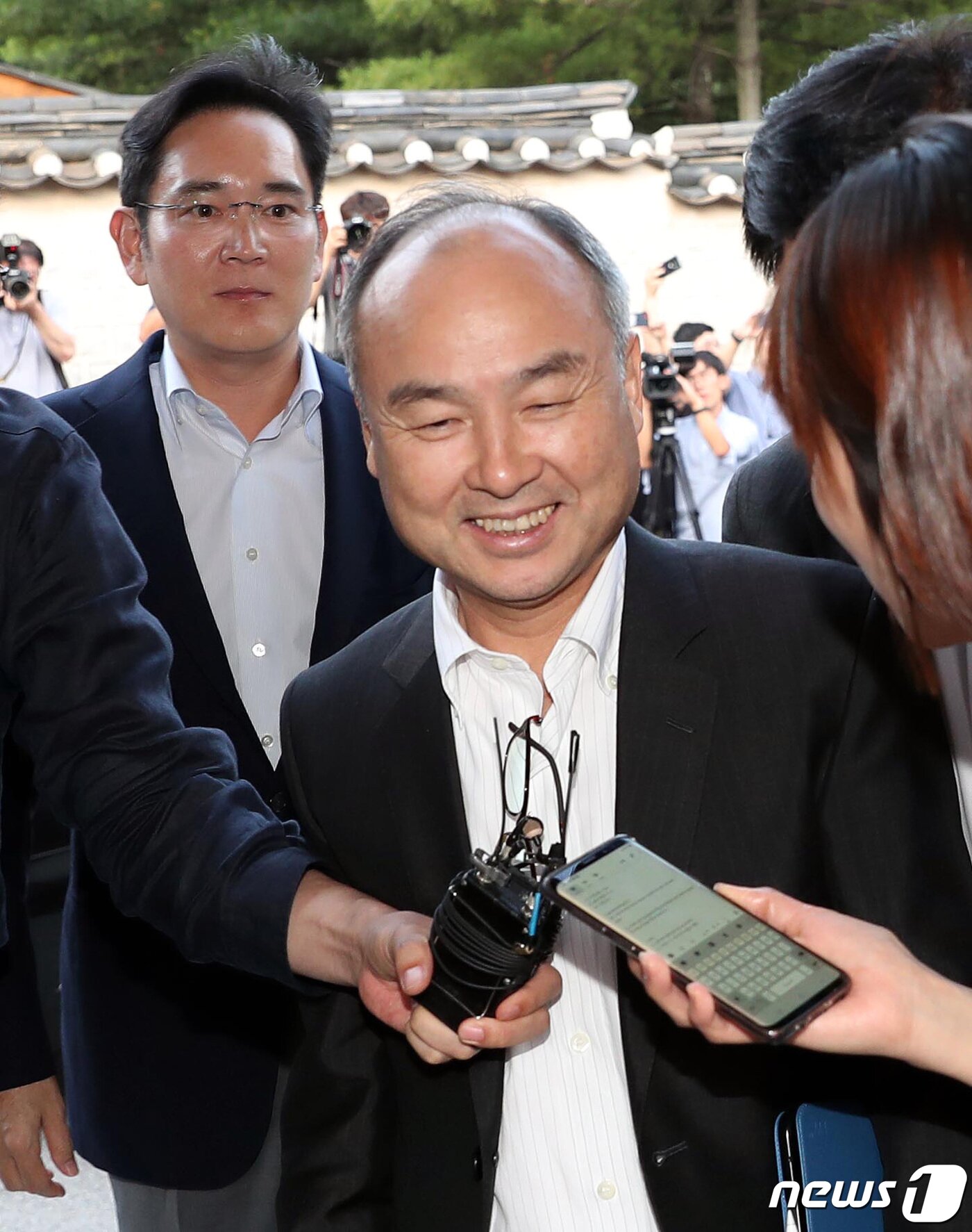 본문 이미지 - 손정의 일본 소프트뱅크 회장과 이재용 삼성전자 부회장이 4일 오후 국내 기업 총수들과의 만찬 회동이 열린 서울 성북구 한국가구박물관으로 들어서고 있다. 2019.7.4/뉴스1 ⓒ News1 박정호 기자