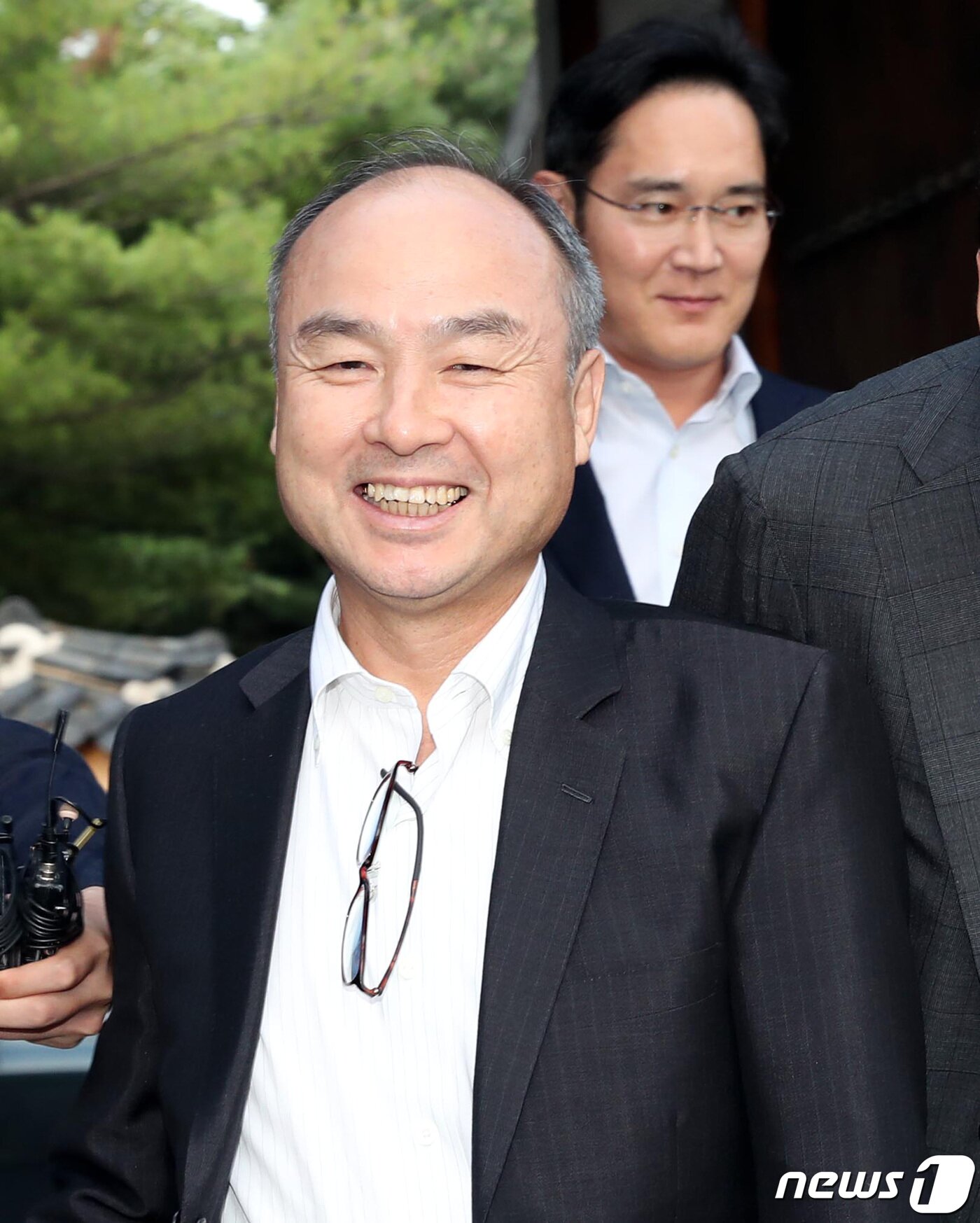 본문 이미지 - 손정의 일본 소프트뱅크 회장과 이재용 삼성전자 부회장이 4일 오후 국내 기업 총수들과의 만찬 회동이 열린 서울 성북구 한국가구박물관으로 들어서고 있다. 2019.7.4/뉴스1 ⓒ News1 박정호 기자
