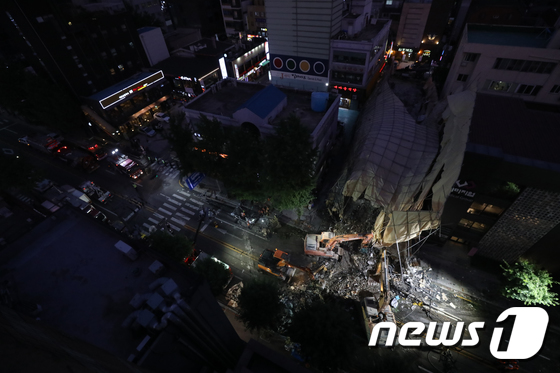 4일 오후 서울 서초구 잠원동 건물 붕괴사고 현장에서 야간 수색 및 철거작업이 펼쳐지고 있다. 소방당국은 이날 사고로 매몰돼 있던 2명 중 1명은 구조했지만 1명은 사망했다. 2019.7.4/뉴스1 © News1 민경석 기자
