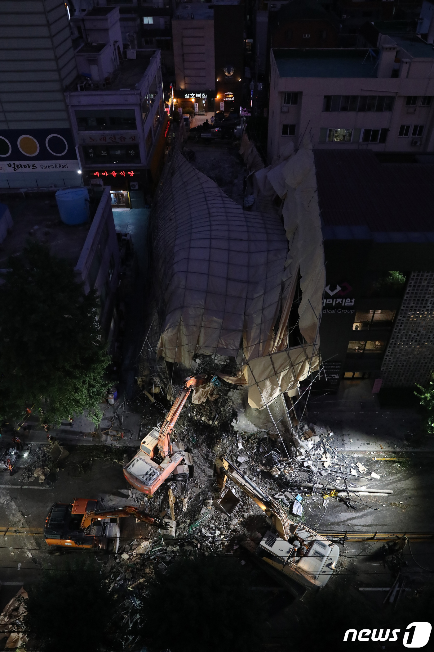 (서울=뉴스1) 민경석 기자 = 4일 오후 서울 서초구 잠원동 건물 붕괴사고 현장에서 야간 수색 및 철거작업이 이뤄지고 있다.소방당국은 이날 사고로 매몰돼 있던 2명 중 1명은 구 …