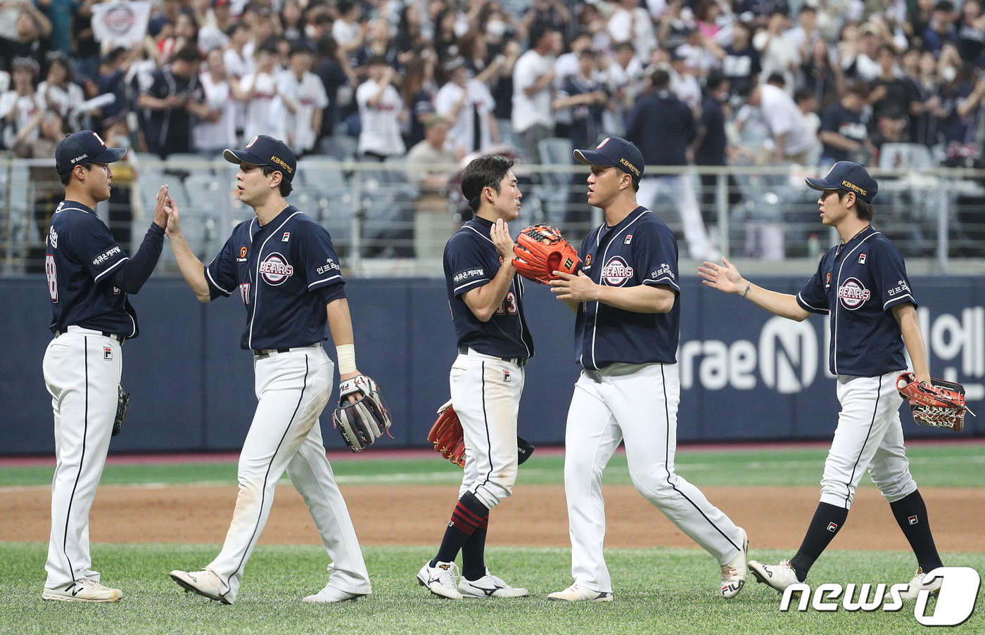 (서울=뉴스1) 신웅수 기자 = 4일 오후 서울 구로구 고척스카이돔에서 열린 프로야구 2019 신한은행 마이카 KBO 리그 두산 베어스와 키움 히어로즈 경기에서 4대 1로 이긴 두 …