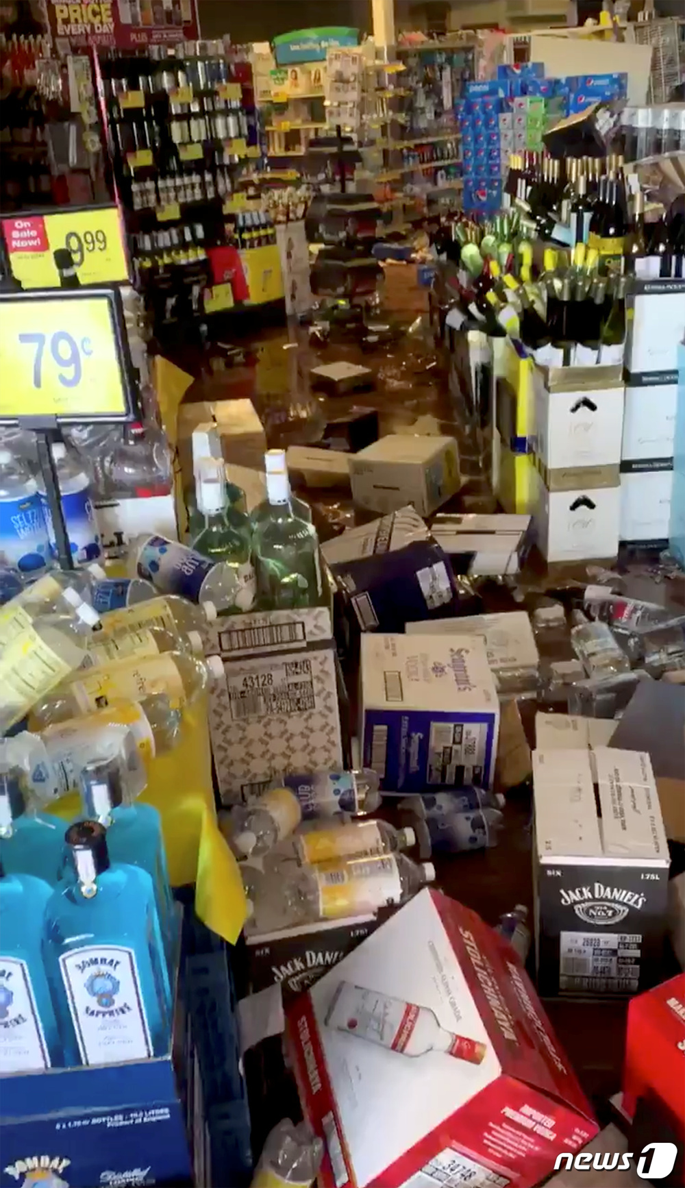 (리지크레스트 로이터=뉴스1) 우동명 기자 = 4일 (현지시간) 캘리포니아주 남부 리지크레스트에서 규모 6.4 강진의 발생으로 난장판이 된 슈퍼마켓 내부의 모습이 보인다. 이번 지 …