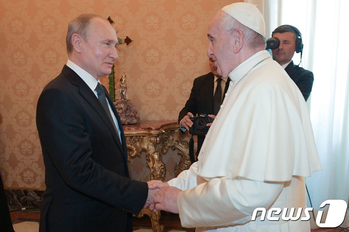 본문 이미지 - 프란치스코 교황이 지난 2019년 7월4일 (현지시간) 바티칸 교황청을 방문한 블라디미르 푸틴 러시아 대통령과 악수하고 있다. 이탈리아를 국빈방문한 푸틴 대통령은 이날 교황 예방시간을 한 시간 늦게 도착해 약 1시간에 걸쳐 양자 간의 현안을 논의했다. ⓒ AFP=뉴스1 ⓒ News1 우동명 기자