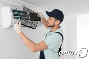 본문 이미지 - 에어컨 필터 청소하는 모습ⓒ 뉴스1