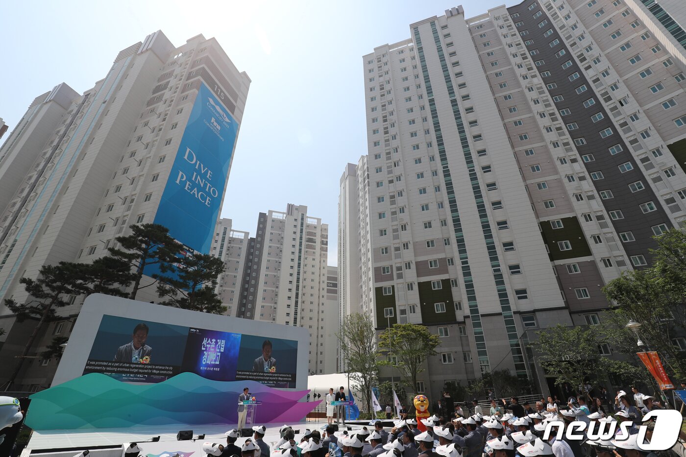 본문 이미지 - 5일 광주 광산구 광주세계수영선수권대회 선수촌에서 개촌식이 진행되고 있다. 세계수영대회는 7월12일부터 28일까지 '평화와 물결 속으로'라는 주제로 개최된다. 2019.7.5/뉴스1 ⓒ News1 황희규 기자